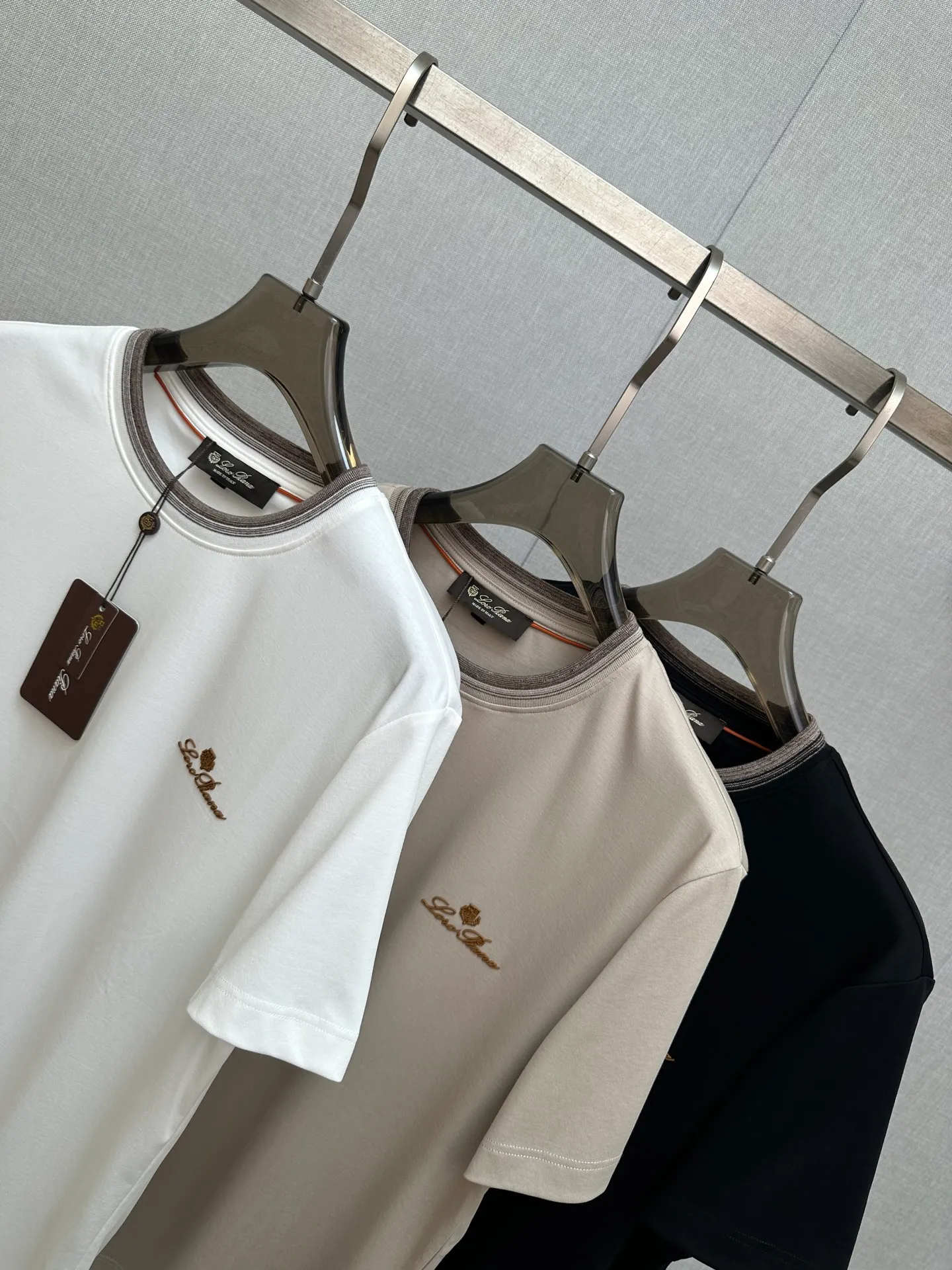 LP top quality 2026 new short sleeves! Original custom fabric, soft to the touch. Top imported private goods, fashionable design and trendy short sleeves, without losing luxury. There is no doubt about the quality. The upper body effect is awesome, luxury official website Same Style! Size: M-3XL